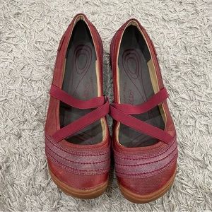 Women's Keen Red Flat (7.5)